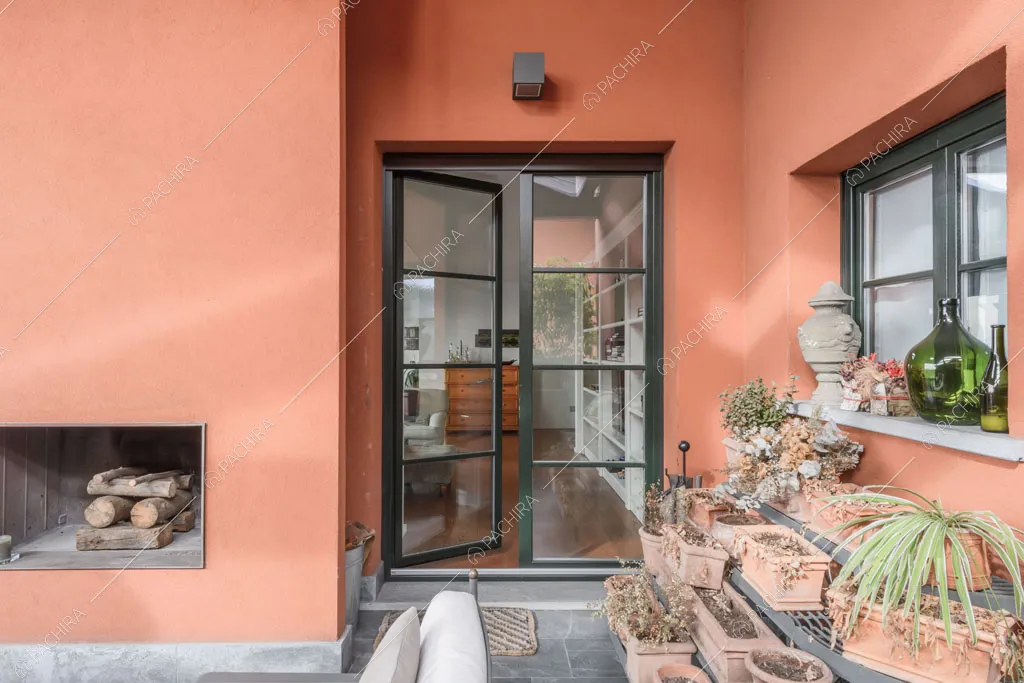 Veranda con pareti rosse della villa Roveja, location in stile contemporaneo a Como