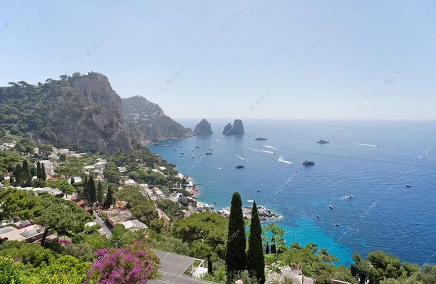 Vista sul mare dalla villa Oder, location in stile classico a Napoli