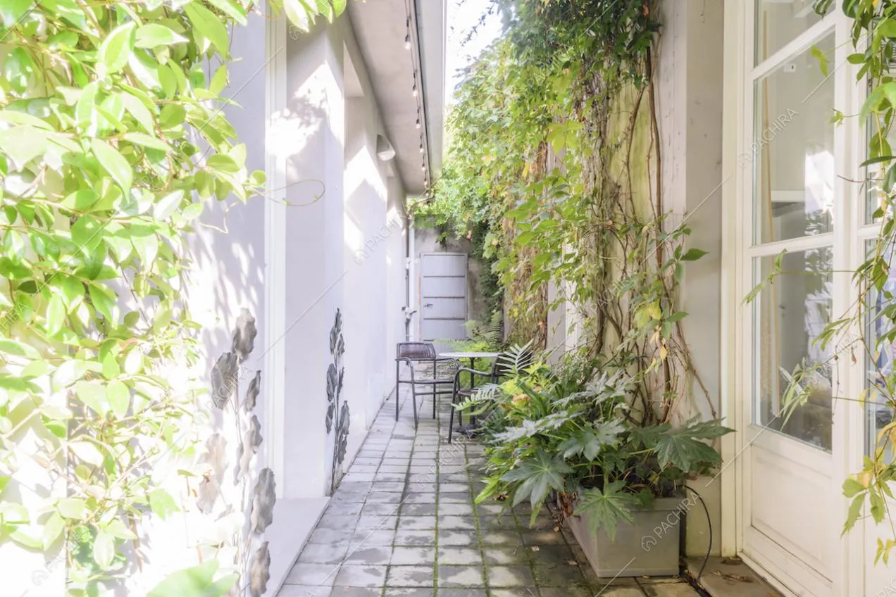 Angolo di giardino con pavimentazione in pietra