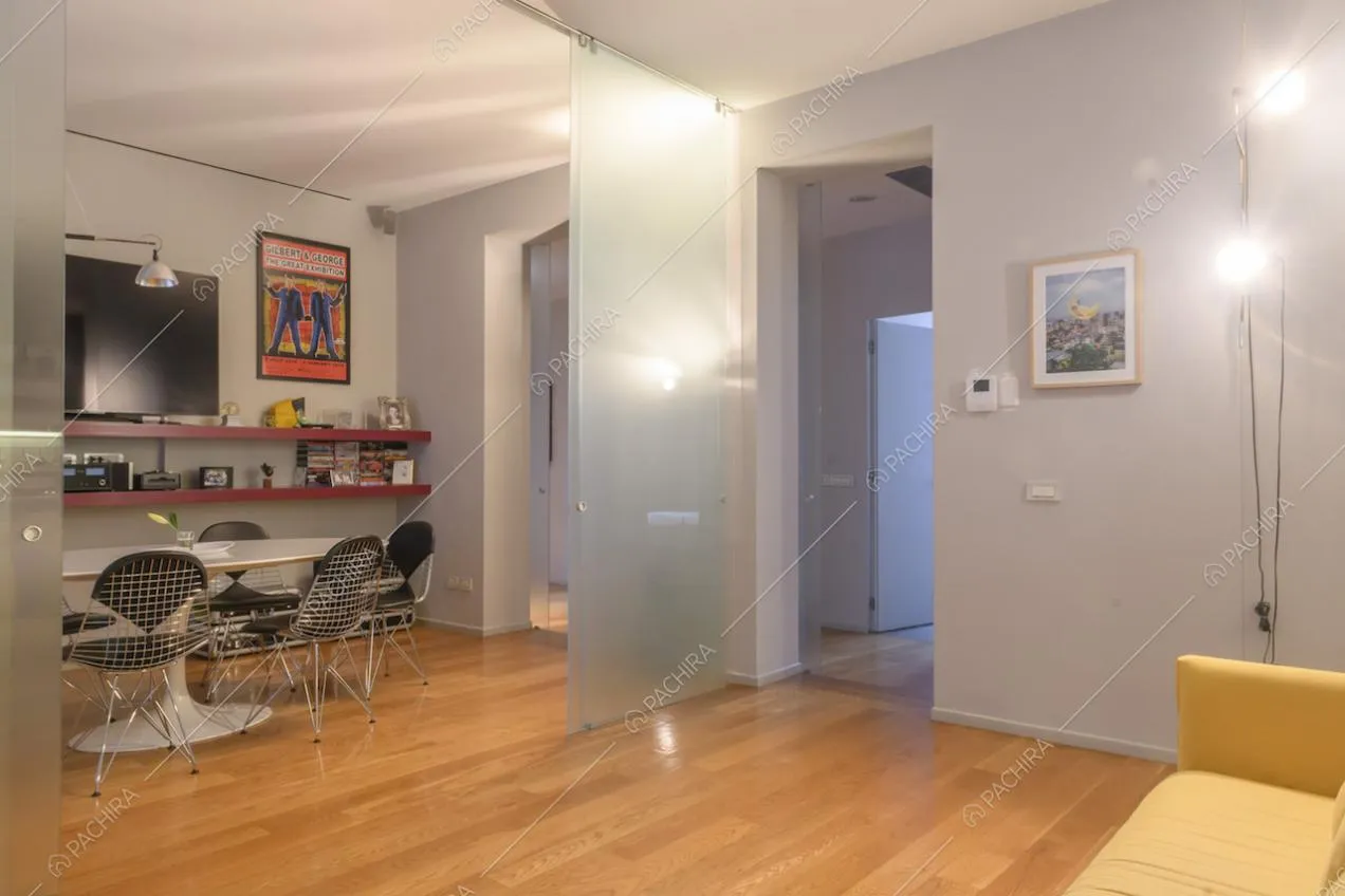 Vista su zona living con pavimenti in parquet