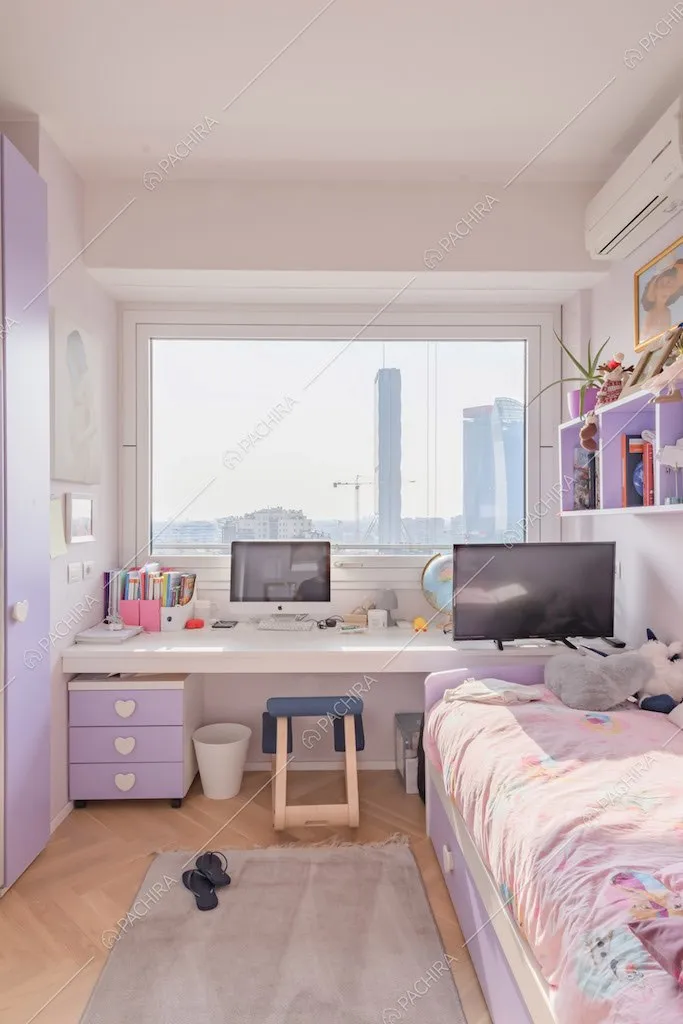 Camera da letto dei bambini con pavimento in parquet e vetrata con vista sullo skyline