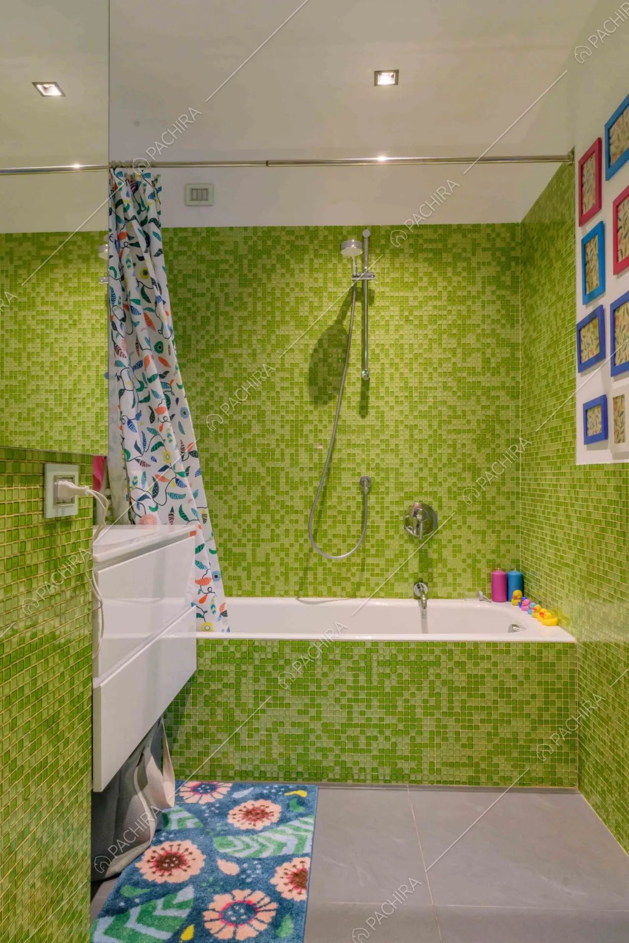 Vasca nel bagno dalle pareti in piastrelline verdi