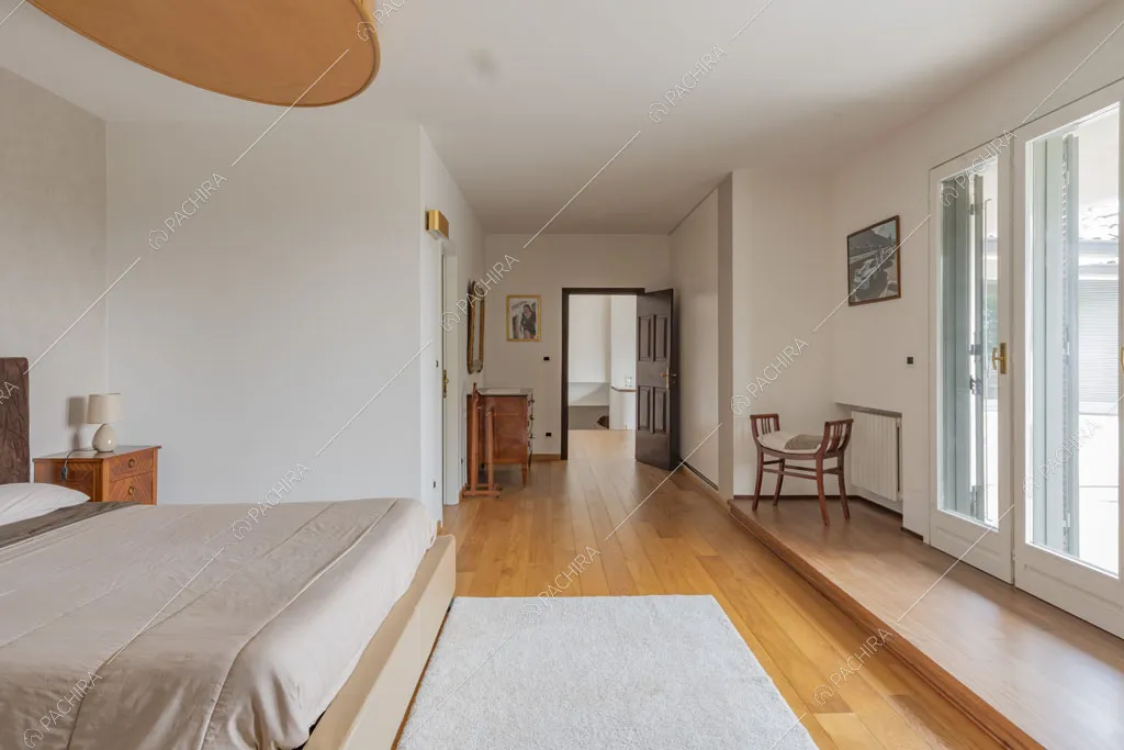 Pavimento in parquet nella camera da letto della villa Bris, location in stile contemporaneo a Torino