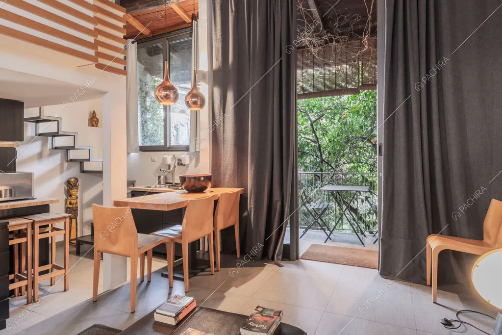 Zona living del loft Berillio, location in stile contemporaneo a Roma