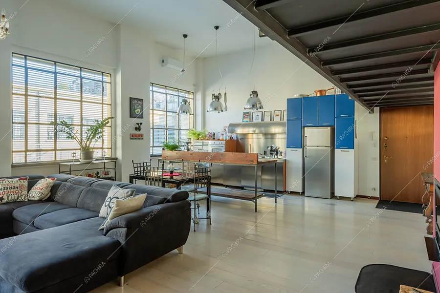Zona living del loft Piave, location in stile moderno a Milano