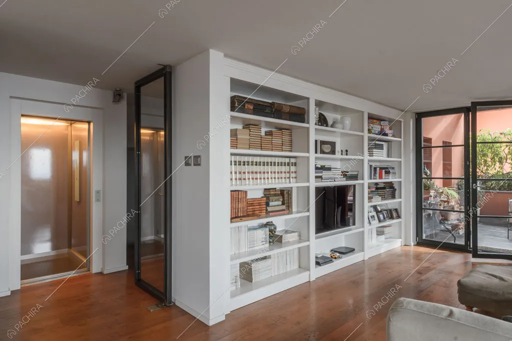 Sala con ascensore e libreria della villa Roveja, location in stile contemporaneo a Como