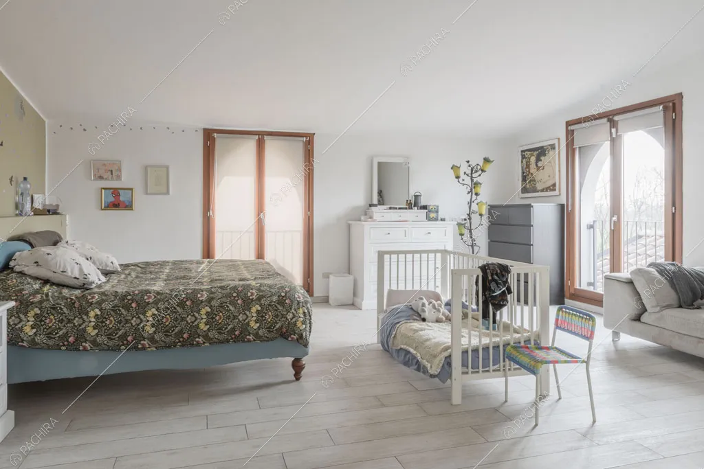 Camera da letto matrimoniale del loft Ostro, location in stile contemporaneo a Milano