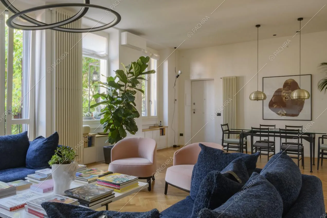 Zona giorno luminosa con arredi di design