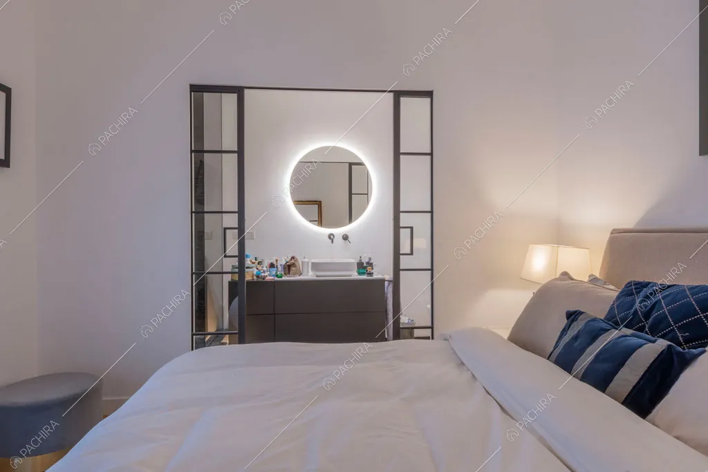 Camera da letto dell'appartamento Mizuna, location in stile contemporaneo a Roma