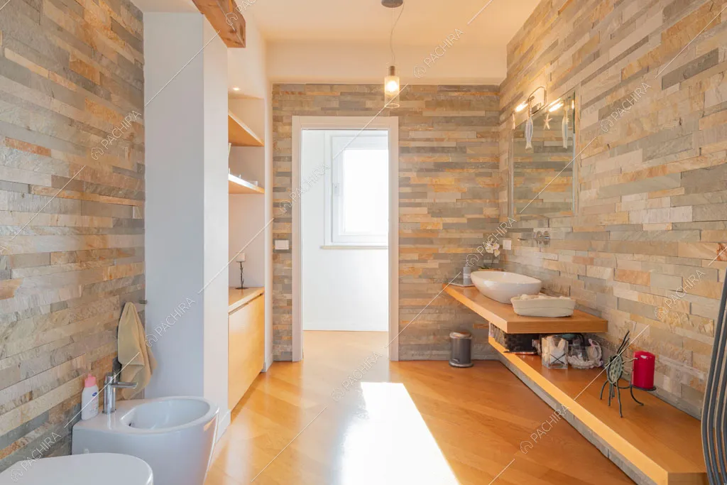 Bagno con pavimento in parquet della villa Matico, location in stile contemporaneo a Roma