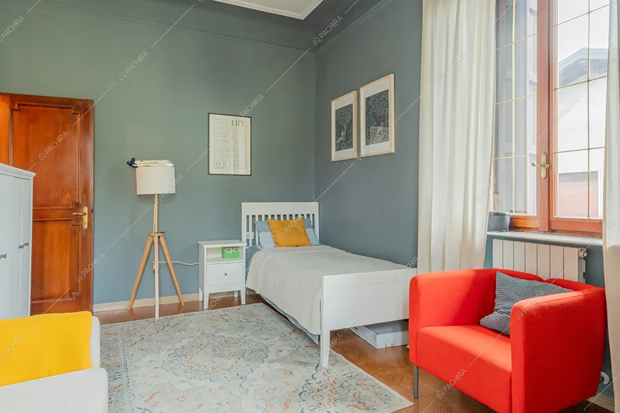 Camera da letto della villa Vinson, location in stile moderno a Milano