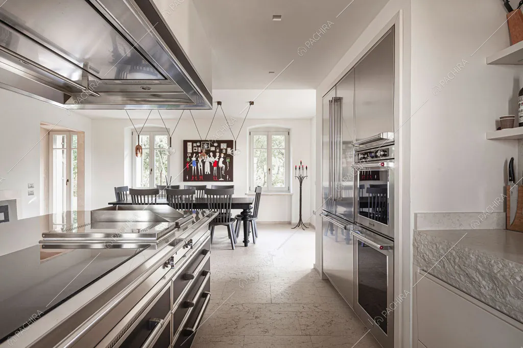 Cucina con fornelli a induzione della villa Ghibli, location in stile contemporaneo a Verona