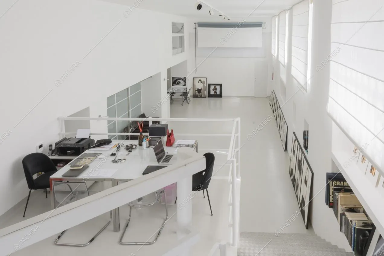Open space con soppalco e grandi finestre