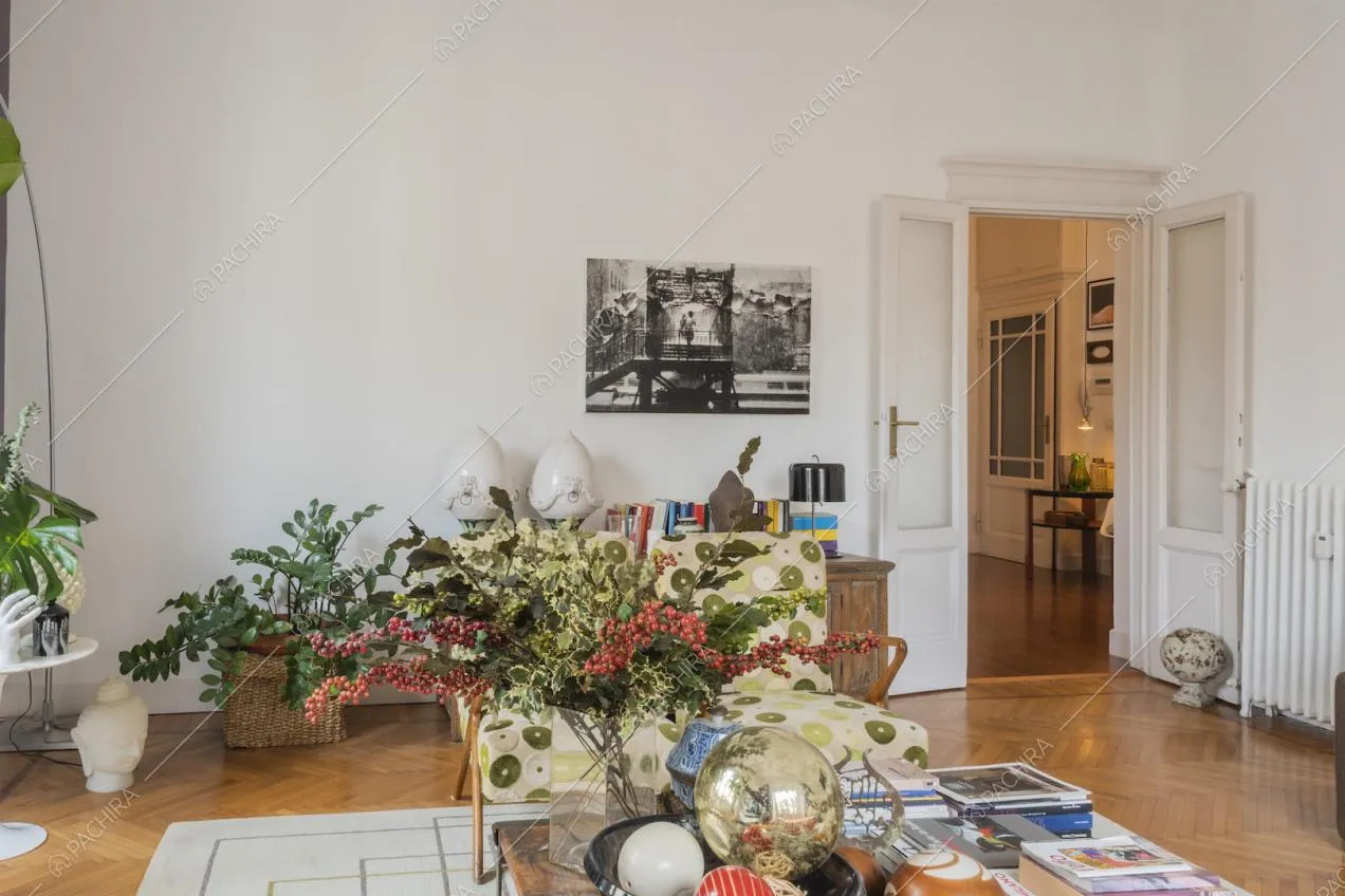 Elegante sala con parquet a spina di pesce