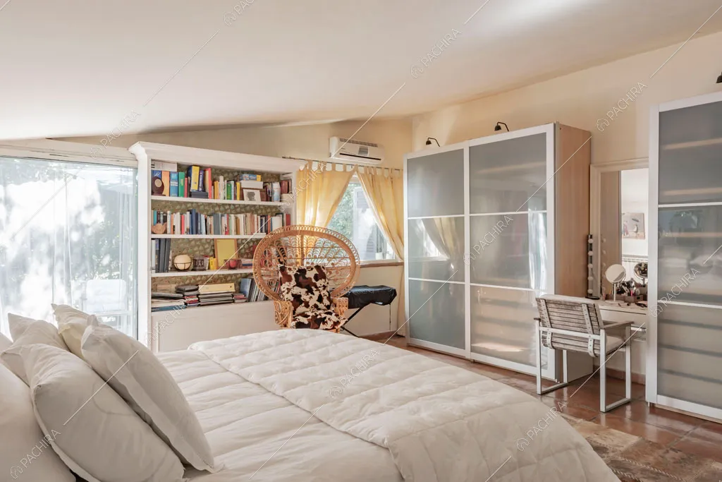 Letto matrimoniale nella camera della location Aliseo, villa in stile contemporaneo a Roma