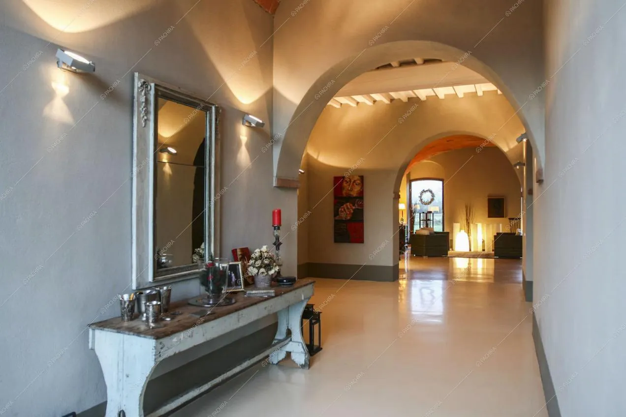 Corridoio con tavolo delabré e specchio