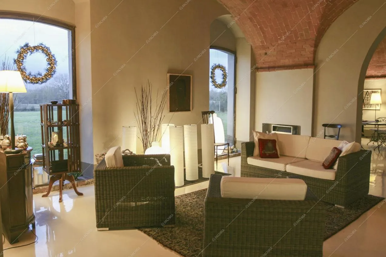 Soggiorno con poltrone e divano in vimini