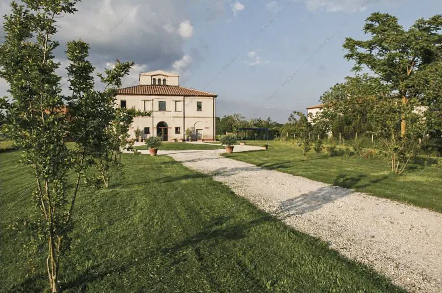 Viottolo di accesso alla villa