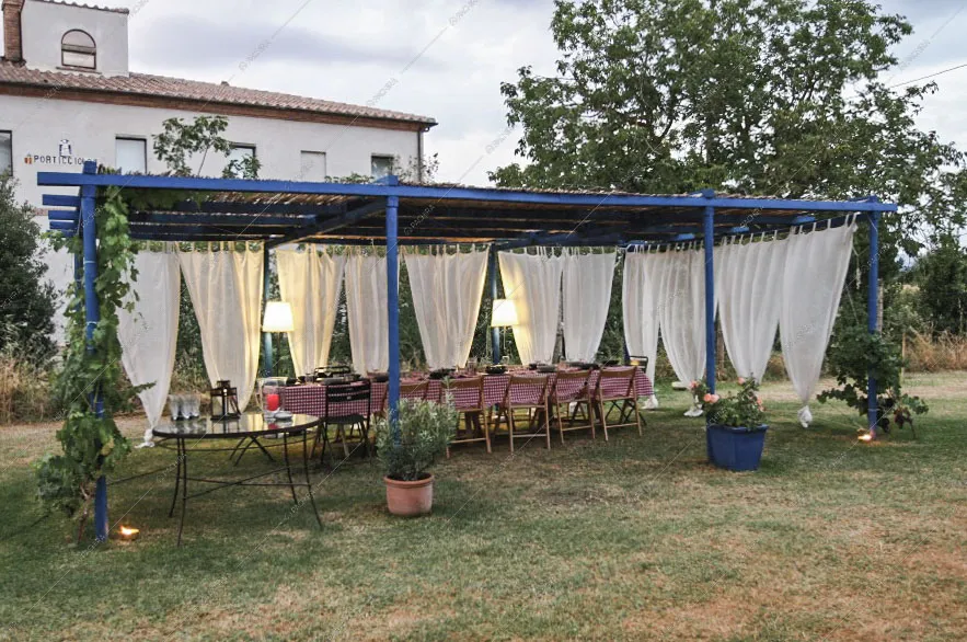 Gazebo in metallo blu e tavolo da pranzo esterno