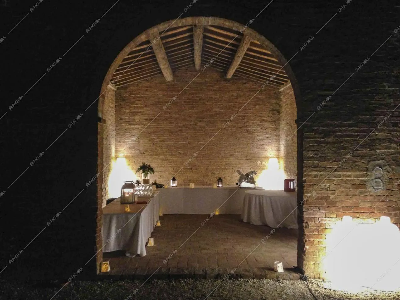 Zona buffet con pavimento e pareti in mattoni