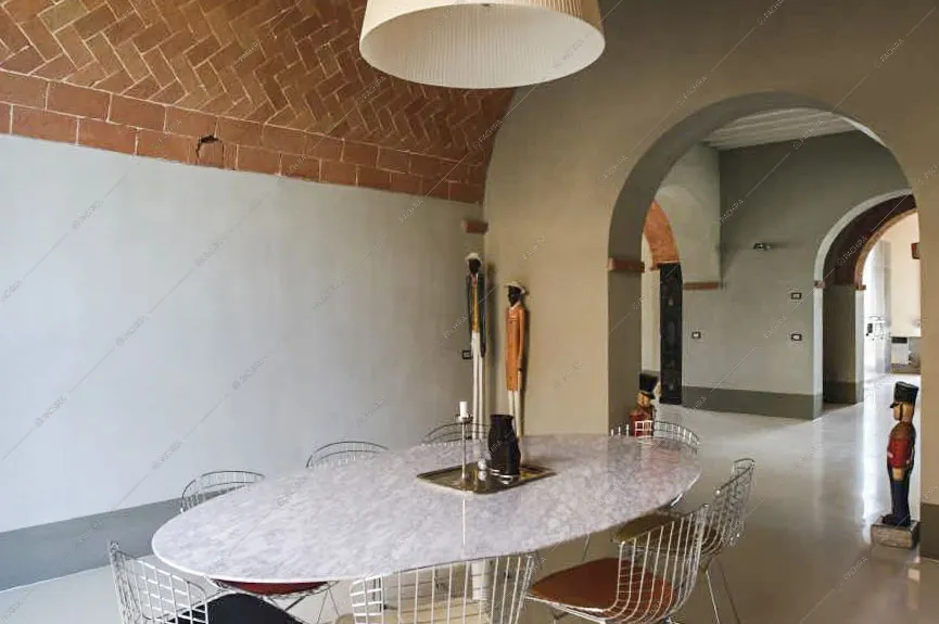 Tavolo da pranzo con consolle in marmo, soffitto in mattoni a volta