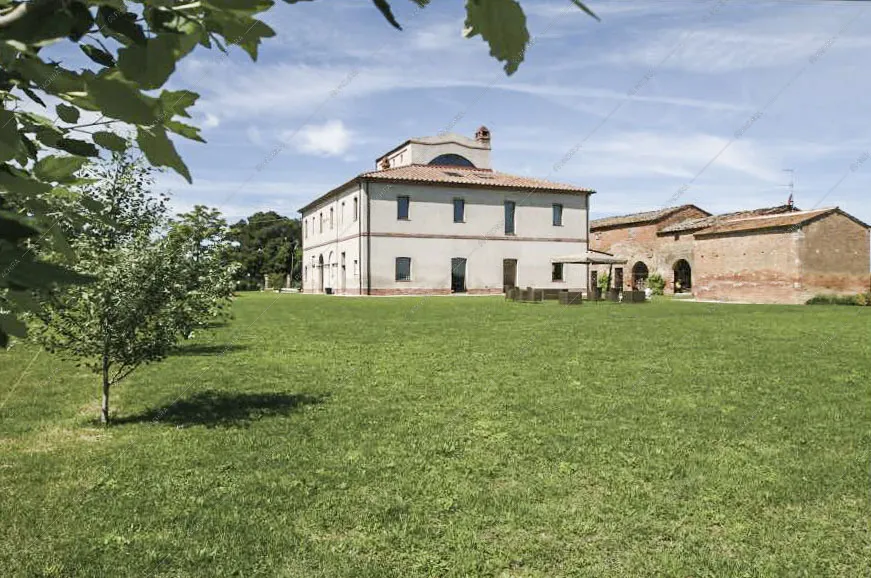 Facciata della villa con fontana
