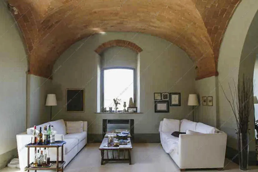 Zona living con divani bianchi e tavolini