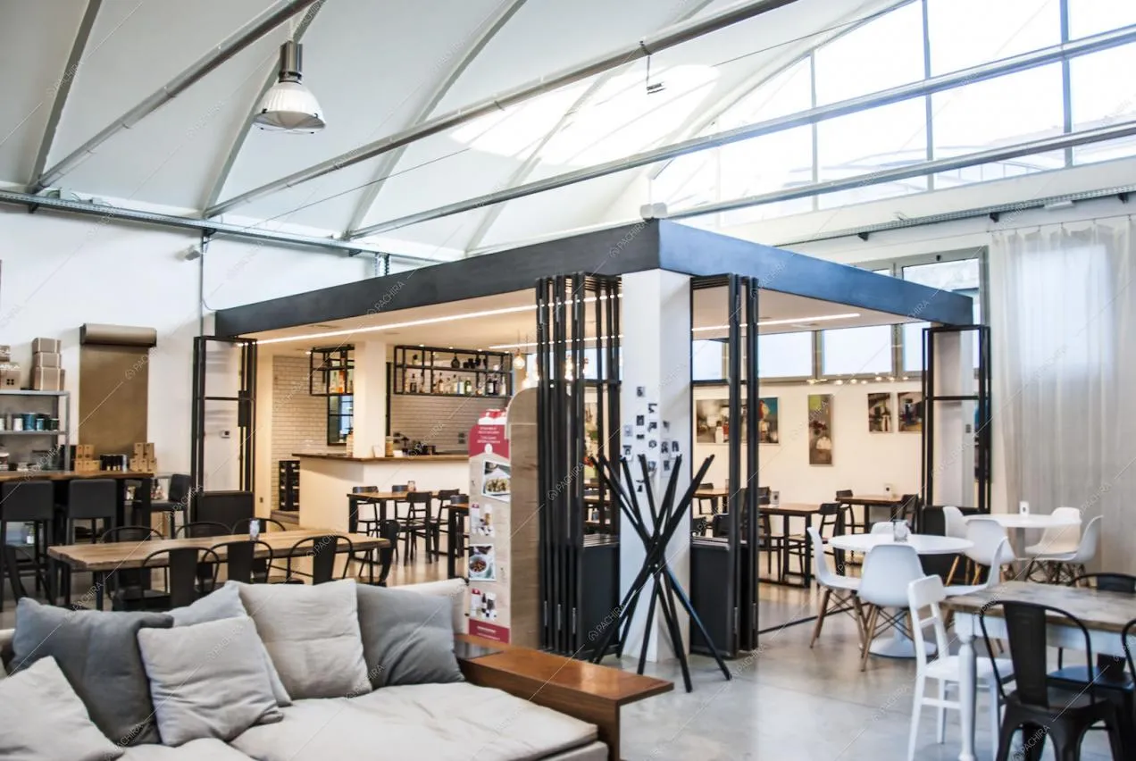 Vista sul locale, tavoli esterni, soffitto a volta