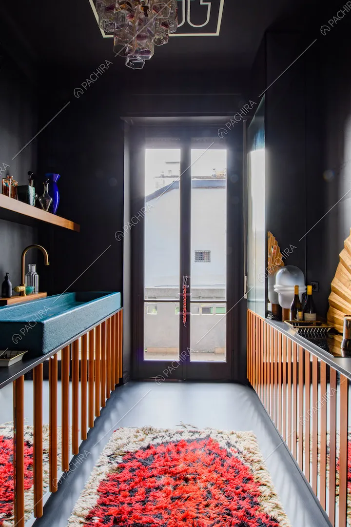 Cucina a parete total black con porta-finestra, lavandino azzurro e fornelli a induzione