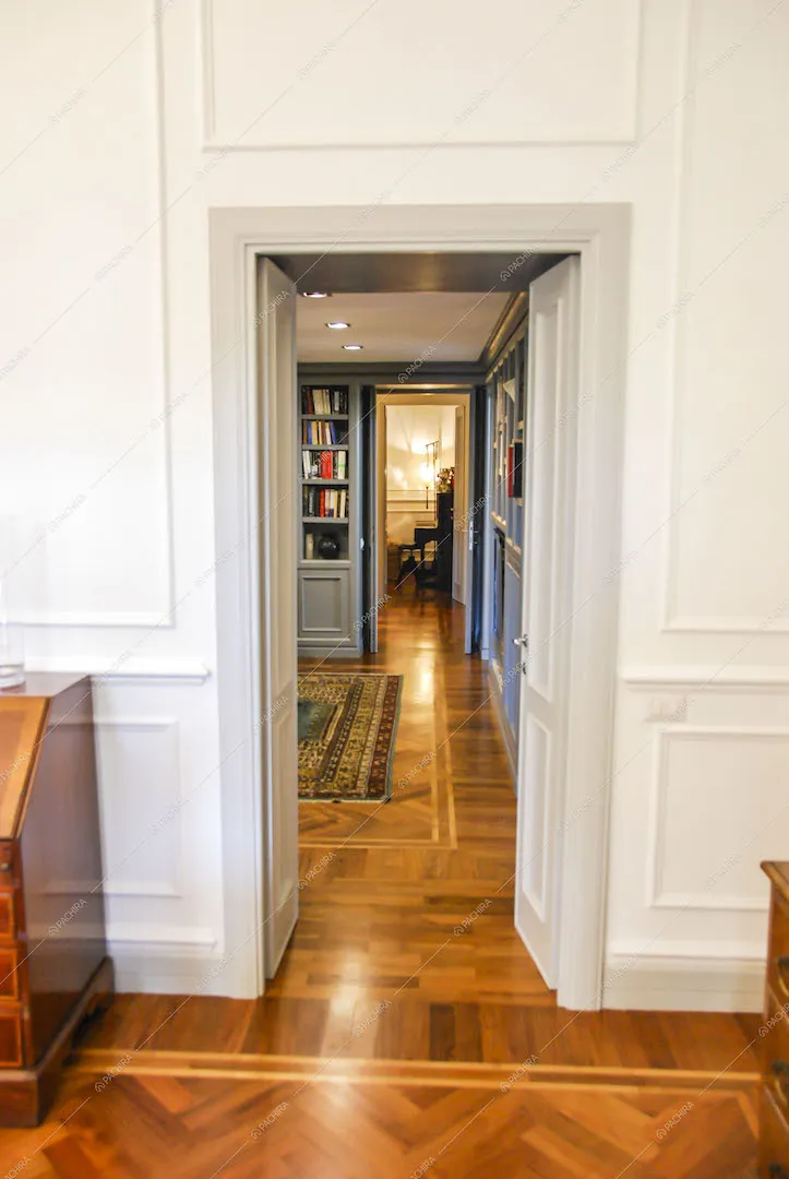 Corridoio con pavimento in parquet