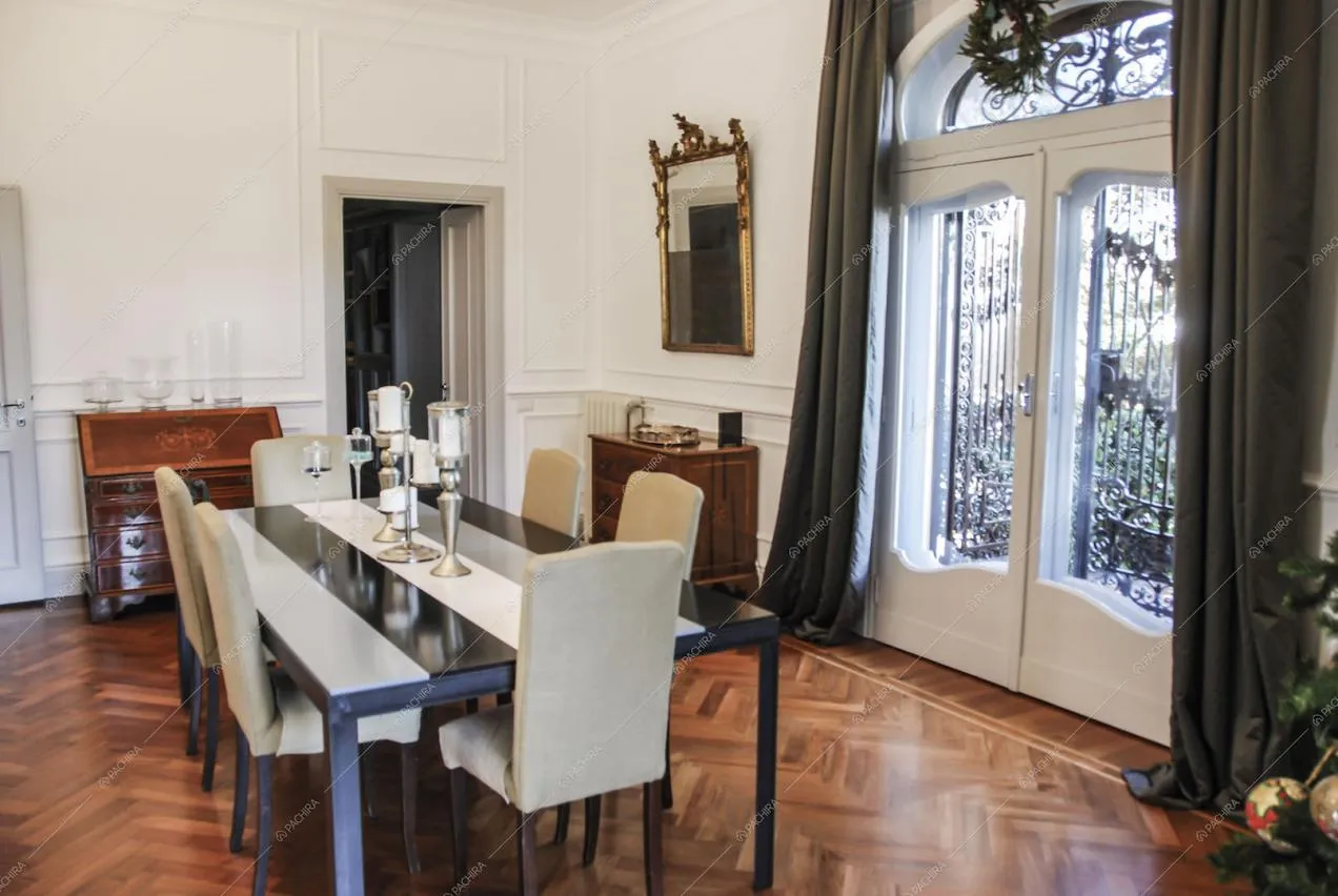 Pareti con boiserie in sala da pranzo