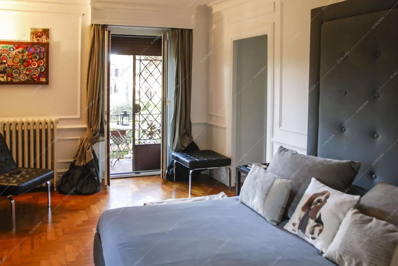 Camera da letto con balconcino