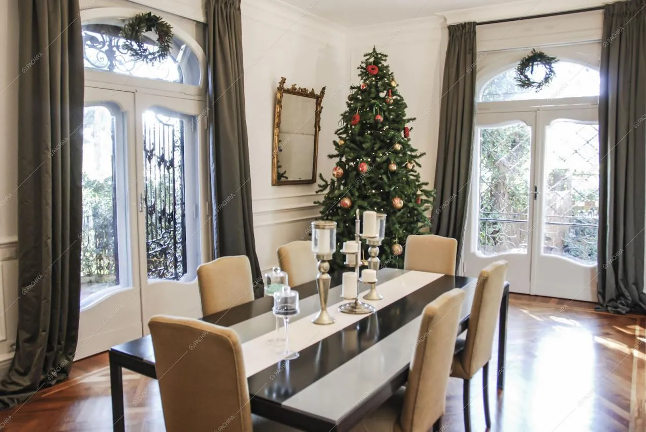 Tavolo da pranzo con candelabri e porte finestre