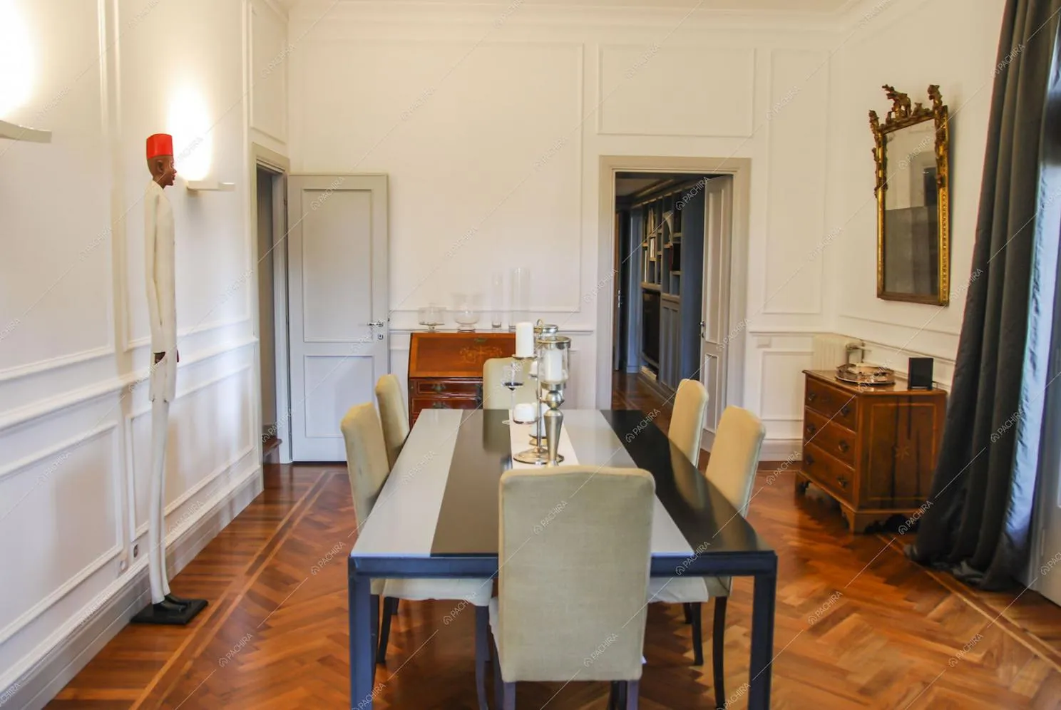 Tavolo da pranzo, pavimento in parquet a spina di pesce
