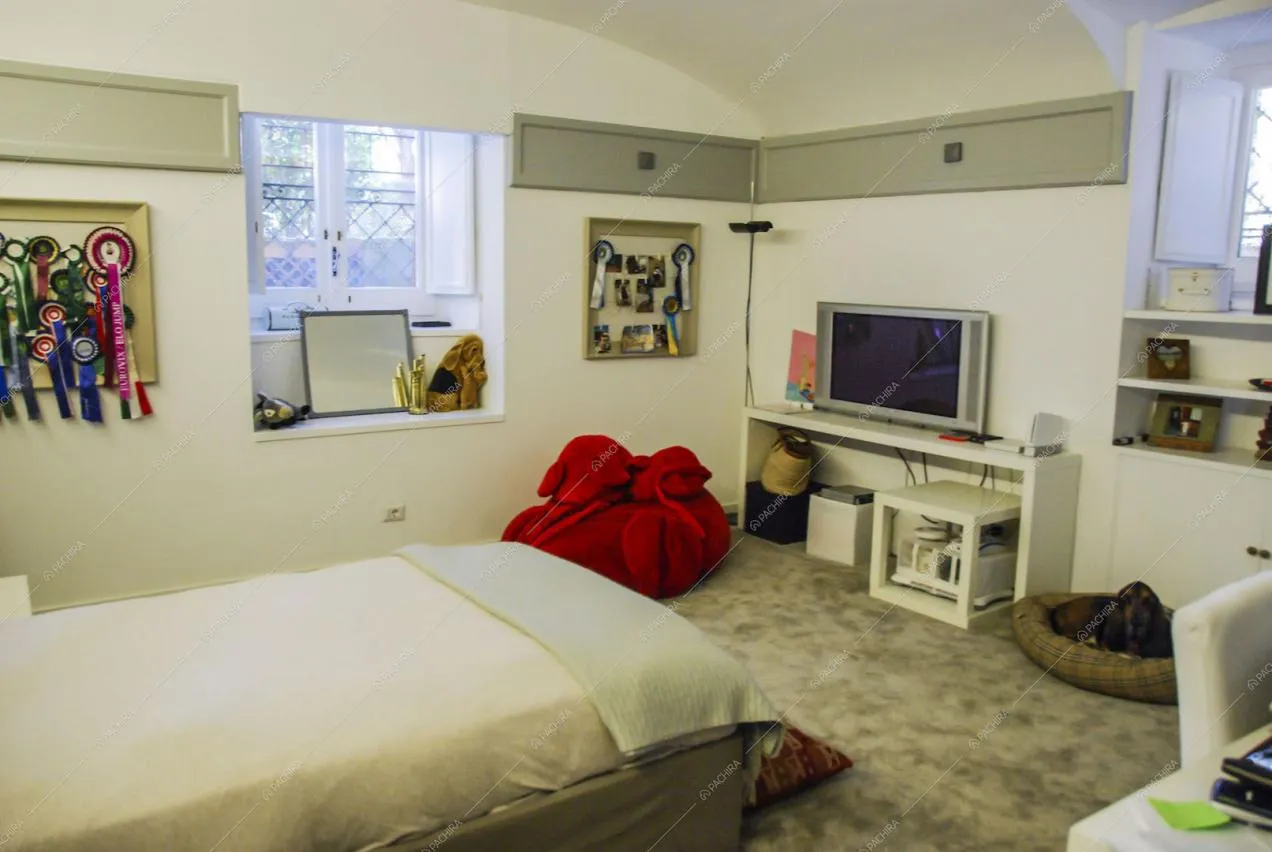 Camera da letto con pouf rosso