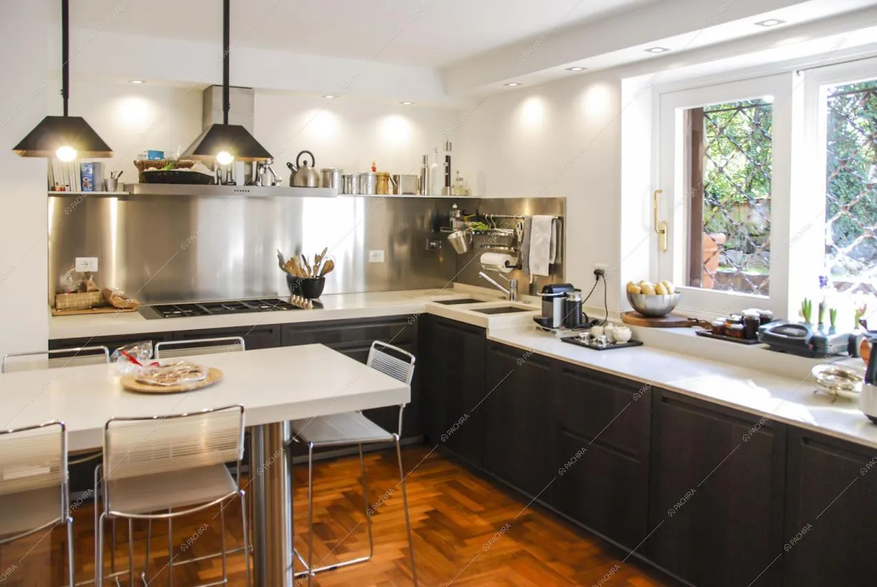 Cucina a parete e tavolo da pranzo