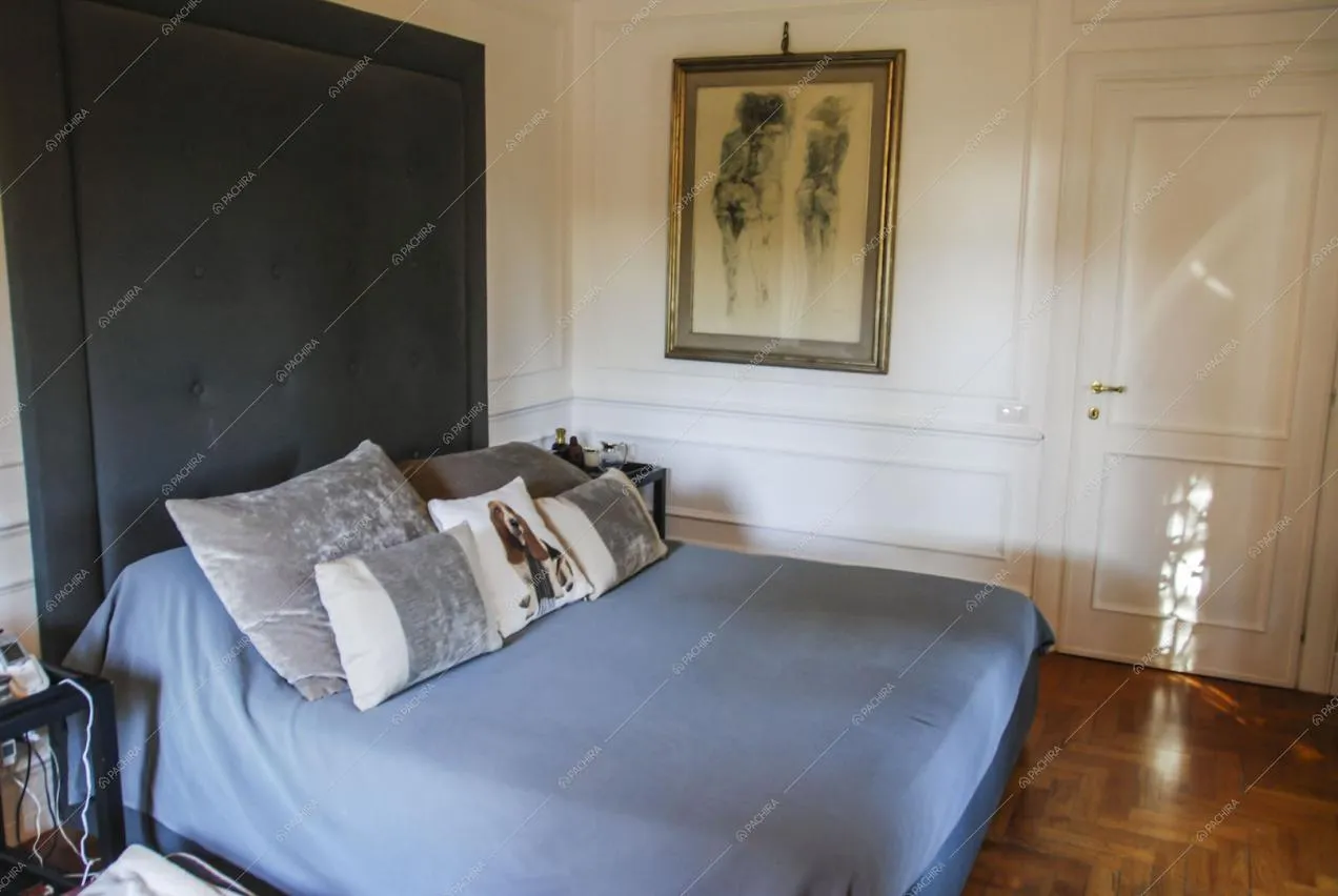 Letto a due piazze, pareti con boiserie