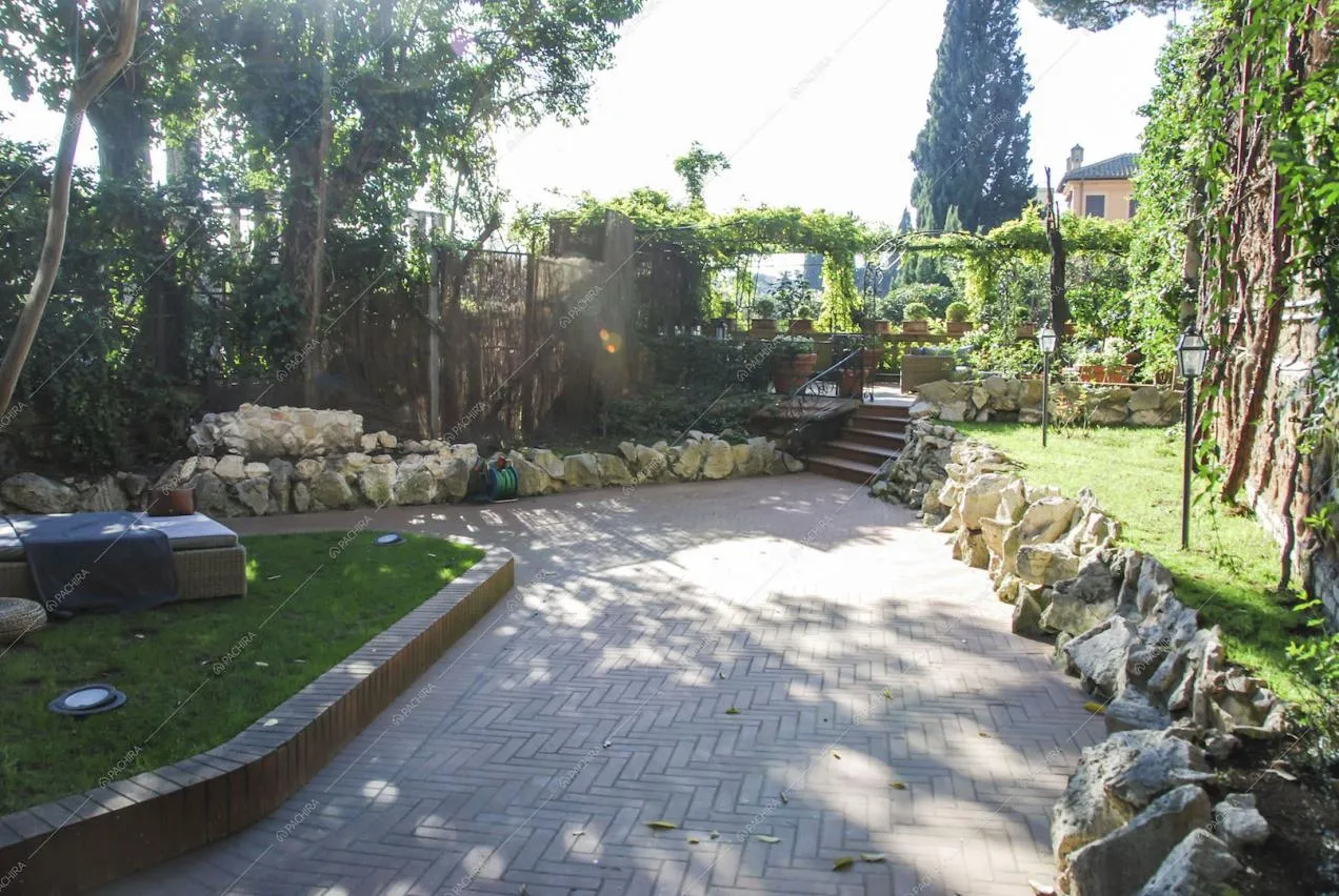 Cortile con zona rialzata