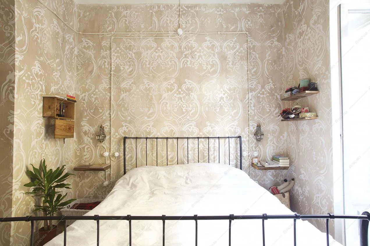 Letto a due piazze, carta da parati, mensole in legno