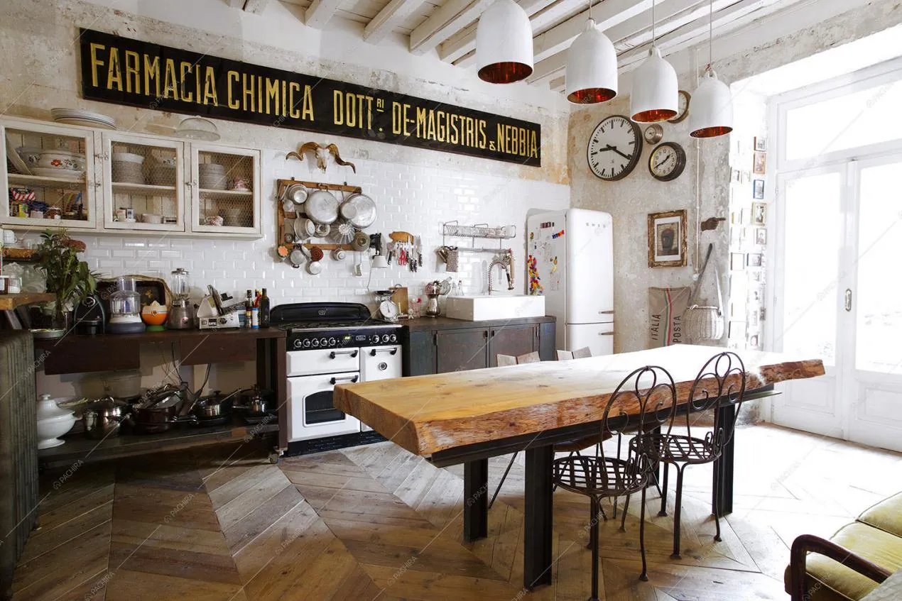 Cucina a parete con tavolo da pranzo