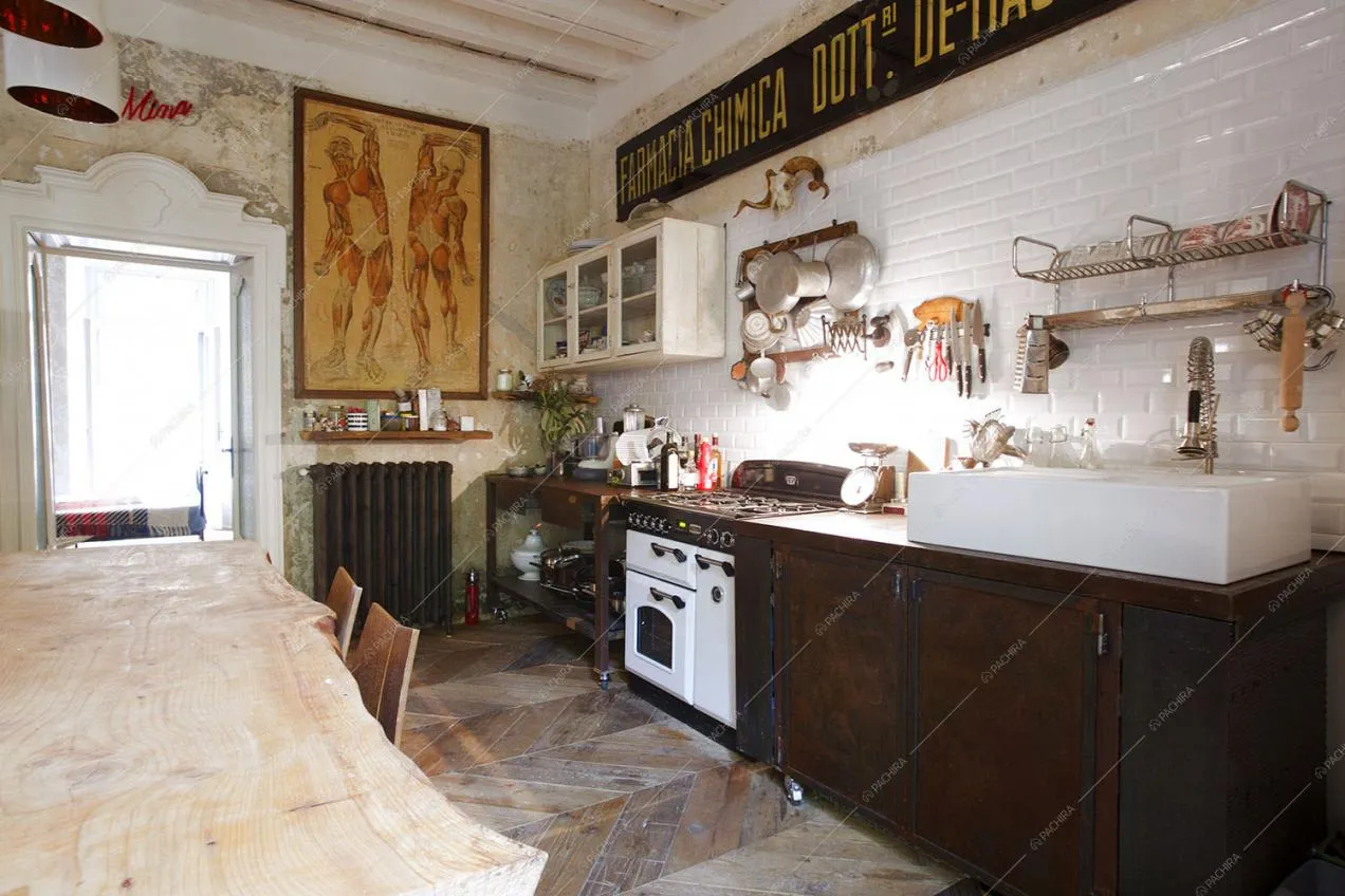 Cucina con fornelli a gas e credenza in legno delabré