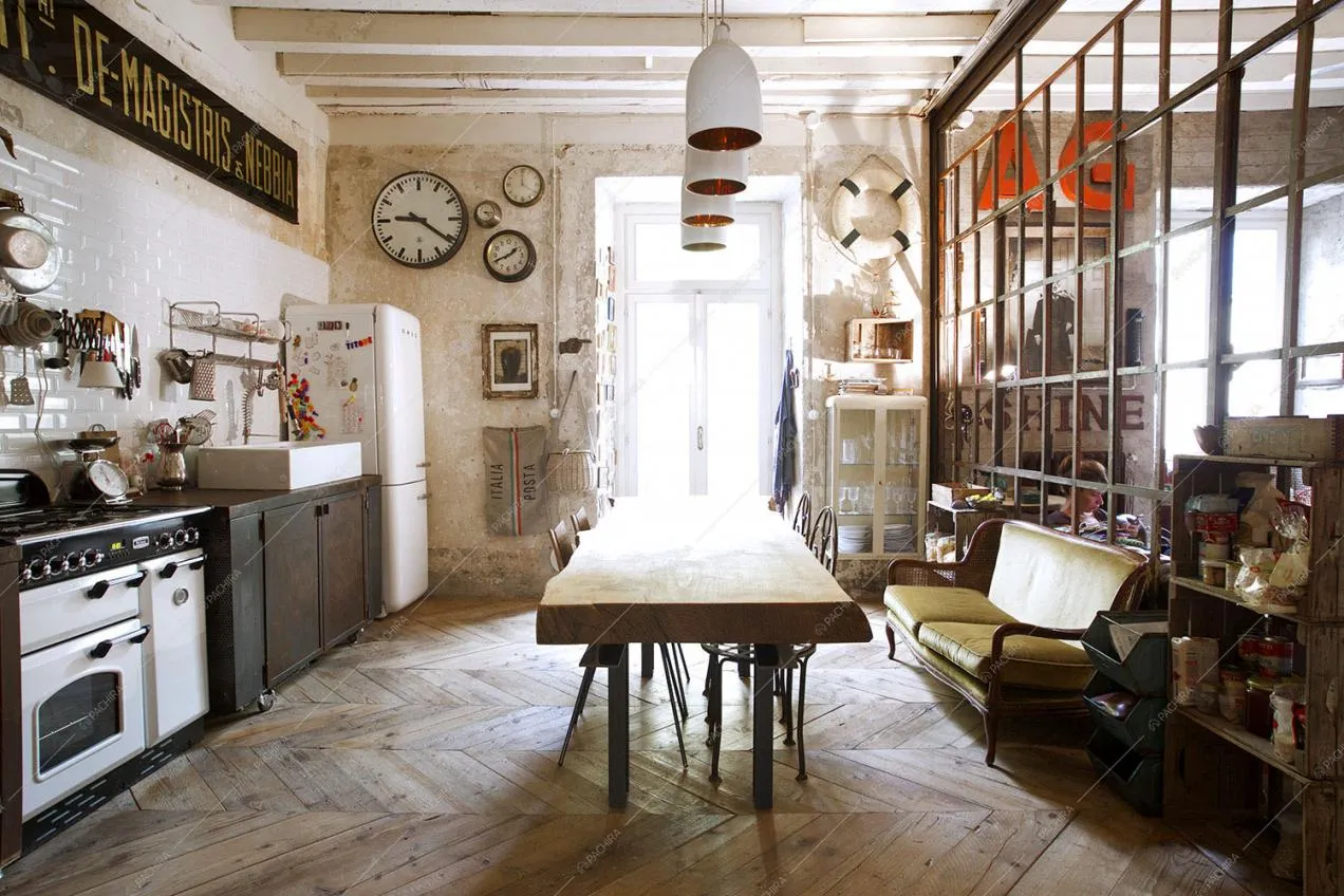 Zona cucina con pareti delabré e in piastrelle a mattoncini bianchi