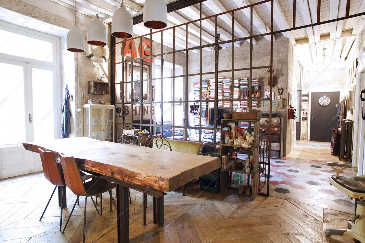 Tavolo da pranzo in legno e pavimento in parquet e cementine
