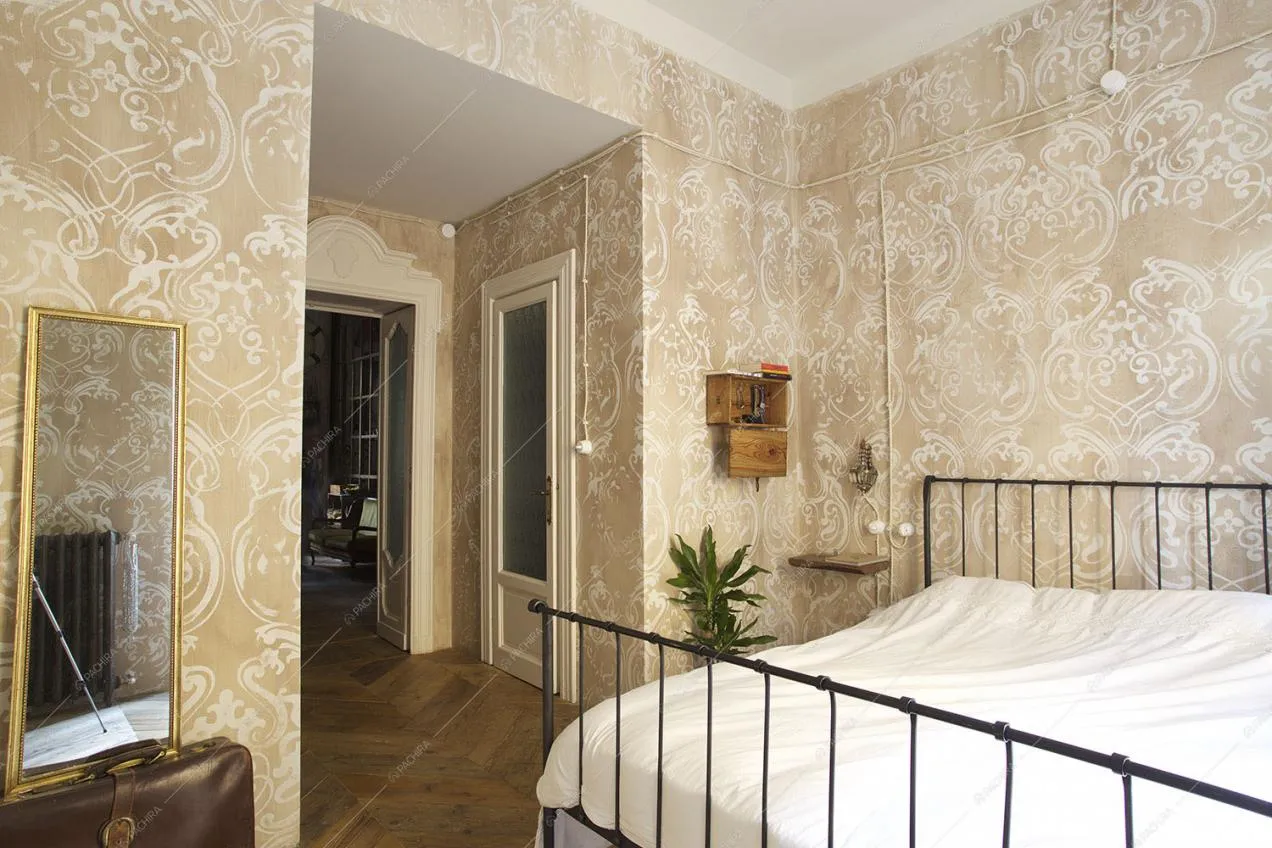 Camera da letto in parquet a spina di pesce