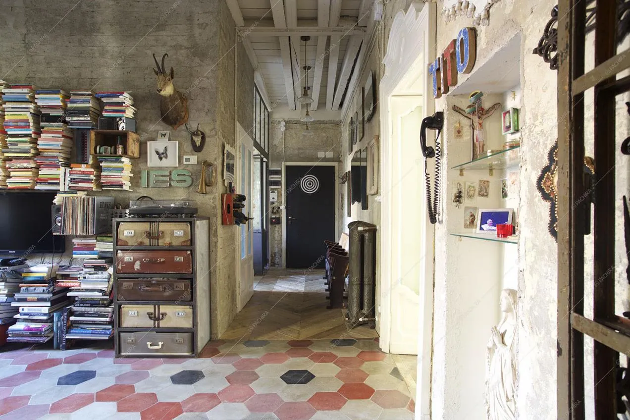 Soggiorno con pavimento in cementine, corridoio in parquet a spina di pesce