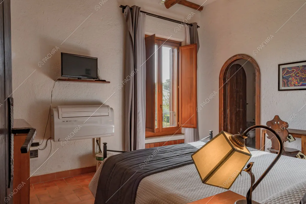 Camera da letto matrimoniale della villa Ebridi, location in stile rustico a Roma
