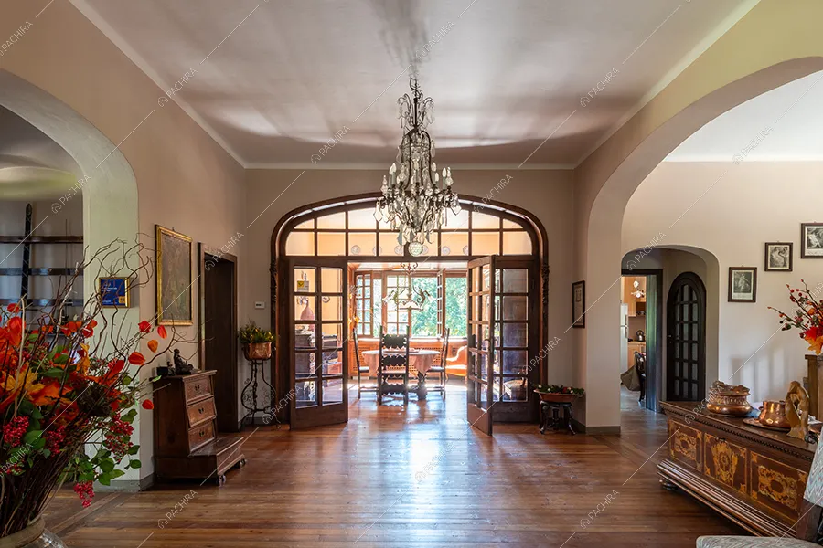 Zona living della villa Realgar, location in stile country a Milano