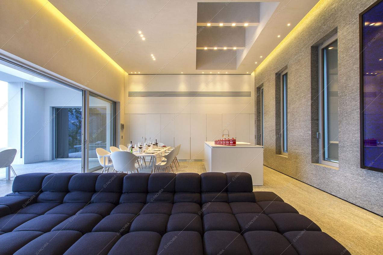 Divano marrone nell'open space