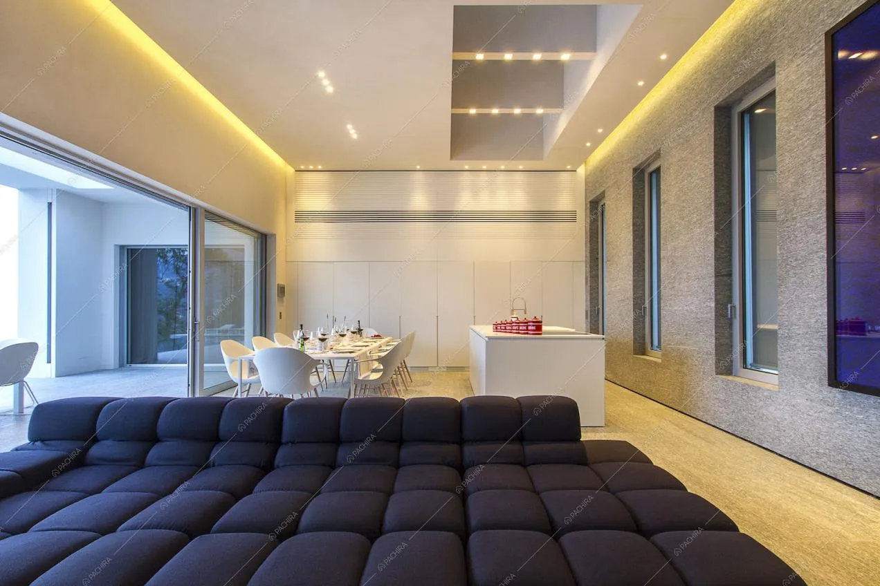 Divano marrone nell'open space