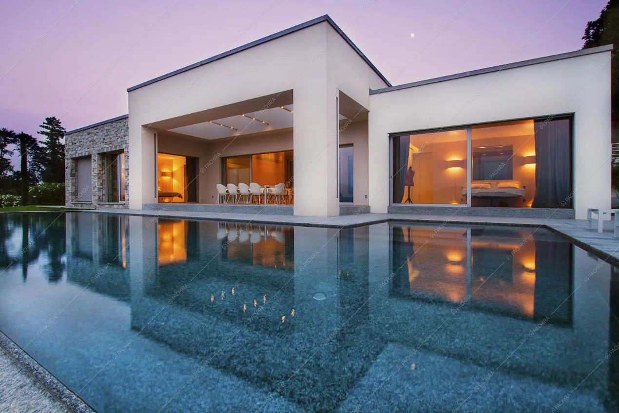 Esterni della villa visti dalla piscina